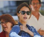 Jessica Alba, avec les nouveaux mocassins Ivy en cuir glacé bordeaux et le docteur bag en cuir grainé noir de la maison Tod's, au Festival de Venise le 31 août 2010 