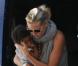Heidi Klum s'occupe de Lou en arrivant à l'anniversaire de Romeo Beckham le 1er septembre 2010 à Los Angeles