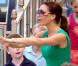 Victoria Beckham s'occupe de tous les enfants lors de la fête d'anniversaire de Romeo Beckham le 1er septembre 2010 à Los Angeles