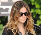 L'actrice américaine Rachel Bilson est toujours au top question mode, normal alors qu'elle ait succombé à la tendance bicolore. 