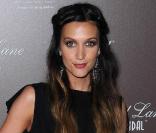 La starlette américaine Ashlee Simpson a adouci son brun intense avec des longueurs plus claires. L'effet est top ! 
