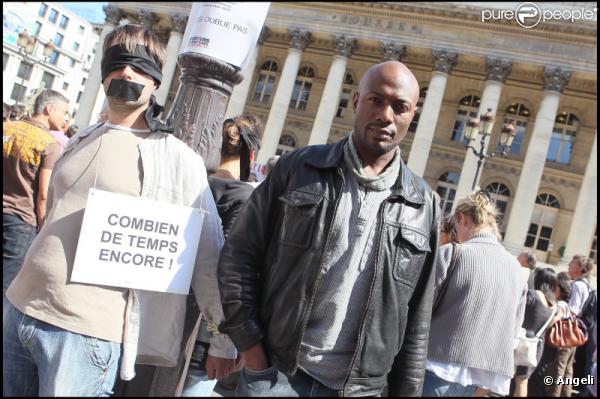 Harry Roselmack est venu apporter son soutien lors de la manifestation pour les deux journalistes enlevés en Afghanistan (Hervé Ghesquiere et Stéphane Taponier) qui s'est tenue Place de la Bourse le 2 septembre 2010 à Paris 