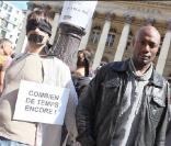 Harry Roselmack est venu apporter son soutien lors de la manifestation pour les deux journalistes enlevés en Afghanistan (Hervé Ghesquiere et Stéphane Taponier) qui s'est tenue Place de la Bourse le 2 septembre 2010 à Paris 