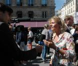 Florence Aubenas est venue apporter son soutien lors de la manifestation pour les deux journalistes enlevés en Afghanistan (Hervé Ghesquiere et Stéphane Taponier) qui s'est tenue Place de la Bourse le 2 septembre 2010 à Paris