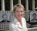 Elise Lucet est venue apporter son soutien lors de la manifestation pour les deux journalistes enlevés en Afghanistan (Hervé Ghesquiere et Stéphane Taponier) qui s'est tenue Place de la Bourse le 2 septembre 2010 à Paris