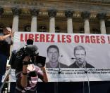 Manifestation pour les deux journalistes enlevés en Afghanistan (Hervé Ghesquiere et Stéphane Taponier) qui s'est tenue Place de la Bourse le 2 septembre 2010 à Paris