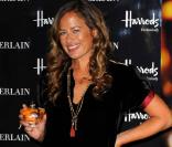 Jade Jagger présente le nouveau flacon du parfum Shalimar, imaginé par  elle-même à l'occasion des 85 ans de la fragrance. 8/09/2010