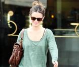 Rachel Bilson fait du shopping avec une amie dans Glendale en Californie le 7 septembre 2010
