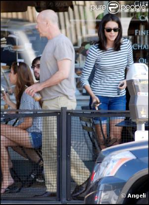 Bruce Willis déjeune avec sa femme Emma Heming et sa fille Rumer Willis, à Los Angeles