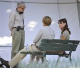 Carla Bruni-Sarkozy sur le tournage de  Minuit à Paris , réalisation de Woody Allen, en juillet 2010. Une participation de la Première dame qui serait une très bonne affaire pour le cinéaste...