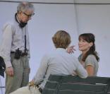 Carla Bruni-Sarkozy sur le tournage de  Minuit à Paris , réalisation de Woody Allen, en juillet 2010. Une participation de la Première dame qui serait une très bonne affaire pour le cinéaste...