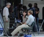 Carla Bruni-Sarkozy sur le tournage de  Minuit à Paris , réalisation de Woody Allen, en juillet 2010. Une participation de la Première dame qui serait une très bonne affaire pour le cinéaste...