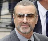 George Michael a gardé les lunettes mais où sont les frisettes ?  