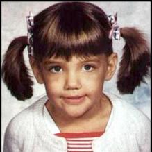 Mais qui est donc cette adorable petite fille avec ses jolies couettes ? <br />