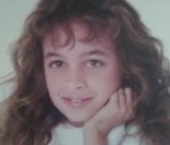 Adorable petite fille à bouclettes, elle a depuis changé plus d'une fois de coiffure !  