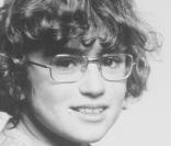 Qui est donc cette adorable bouille à lunettes ?  