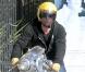 Brad Pitt, en sortie sur l'une de ses motos de collection, est tombé en panne... Heureusement que son garde du corps était là ! A Los Angeles, le 13 septembre 2010.