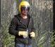 Brad Pitt, en sortie sur l'une de ses motos de collection, est tombé en panne... Heureusement que son garde du corps était là ! A Los Angeles, le 13 septembre 2010.