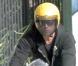 Brad Pitt, en sortie sur l'une de ses motos de collection, est tombé en panne... Heureusement que son garde du corps était là ! A Los Angeles, le 13 septembre 2010.