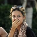 Adriana Lima : Après avoir posé presque nue, elle joue la pudique sur la plage !