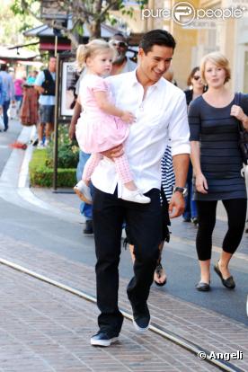 Le comédien et animateur télé Mario Lopez a été photographié, ce jeudi 23 septembre, pour en plein tournage de son émission pour Extra TV, entouré de jeunes enfants.  