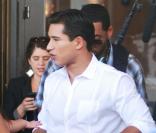Le comédien et animateur télé Mario Lopez a été photographié, ce jeudi 23 septembre, pour en plein tournage de son émission pour Extra TV, entouré de jeunes enfants.  