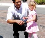 Le comédien et animateur télé Mario Lopez a été photographié, ce jeudi 23 septembre, pour en plein tournage de son émission pour Extra TV, entouré de jeunes enfants.  