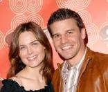 Emily Deschanel et son partenaire de Bones, David Boreanaz, posent lors d'une soirée à Los Angeles en octobre 2005 