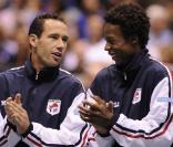 Michaël Llodra et Gaël Monfils pendant la demi-finale de la coupe Davis, à Lyon les 18 et 19 septembre 2010