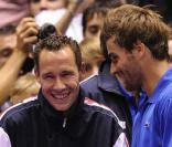 Michaël Llodra et Arnaud Clément pendant la demi-finale de la coupe Davis, à Lyon les 18 et 19 septembre 2010