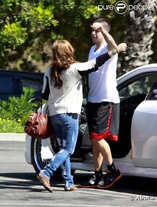 Demi Lovato apparaît très complice avec un jeune homme, samedi 25 septembre, à Los Angeles... Ce n'est autre que Rob, le petit frère des soeurs Khloe, Kim et Kourtney Kardashian.