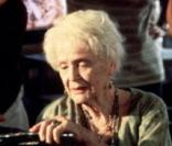 Gloria Stuart dans Titanic, avec Bill Paxton et Suzy Amis autour d'elle