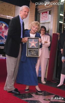 Gloria Stuart recevant en 2000 son étoile à Hollywood avec James Cameron