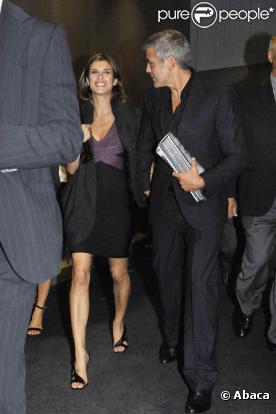 George Clooney et Elisabetta Canalis à la sortie du restaurant Nobu, à Milan. 27/09/2010