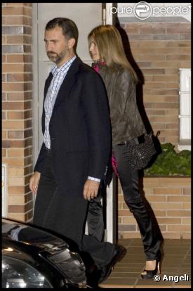Letizia d'Espagne et Felipe à la sortie d'un dîner privé à Madrid, en amoureux. Le 28 septembre 2010.