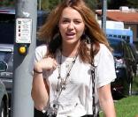La pétillante Miley Cyrus ressort le short en jean noir taille haute. Un must à L.A où le soleil brille toute l'année... 