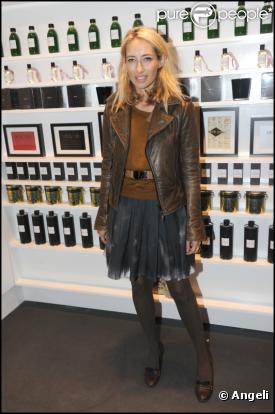 Alexanda Golovanoff a décliné le it-ton de la saison et a sorti les it-shoes de la rentrée, des mocassins à talon haut qui met en valeur sa tenue preppy très chic.