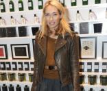 Alexanda Golovanoff a décliné le it-ton de la saison et a sorti les it-shoes de la rentrée, des mocassins à talon haut qui met en valeur sa tenue preppy très chic. 
