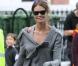Elle Macpherson a de quoi donner complexes aux mamans. Slim noir en cuir, ballerines et maille XXL, une excellente association !