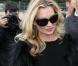 Kate Moss en total look black pour le défilé Dior. Jupe en cuir droite, escarpins pointus, lunettes XXL, le look de star hollywoodienne est assuré.