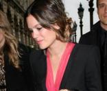Rachel Bilson au défilé Dior dans une robe framboise et des escarpins à brides.  