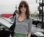 Charlotte Gainsbourg, muse Balenciaga, a pioché dans la collection automne de la maison pour s'afficher avec une jupe verte aux imprimés psychédéliques. Bravo aux mocassins XXL 