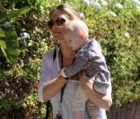 Rebecca Gayheart et sa fille Billie Beatrice Dane vont à l'école dans une classe Maman et moi à West Hollywood le 23 septembre 2010