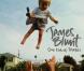 James Blunt livre une facette étonnamment hédoniste avec le single Stay the night, premier extrait de son album Some kind of trouble à paraître en novembre 2010.