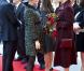 La famille royale danoise se pliait mardi 5 octobre au rituel de la rentrée parlementaire, au Folketinget, à Copenhague. A cette occasion, la princesse Mary, enceinte de six mois de jumeaux, a eu droit à une ovation, et a fait la révérence !