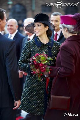 La famille royale danoise se pliait mardi 5 octobre au rituel de la rentrée parlementaire, au Folketinget, à Copenhague. A cette occasion, la princesse Mary, enceinte de six mois de jumeaux, a eu droit à une ovation, et a fait la révérence !