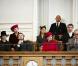 La famille royale danoise se pliait mardi 5 octobre au rituel de la rentrée parlementaire, au Folketinget, à Copenhague. A cette occasion, la princesse Mary, enceinte de six mois de jumeaux, a eu droit à une ovation, et a fait la révérence !