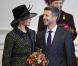 La famille royale danoise se pliait mardi 5 octobre au rituel de la rentrée parlementaire, au Folketinget, à Copenhague. A cette occasion, la princesse Mary, enceinte de six mois de jumeaux, a eu droit à une ovation, et a fait la révérence !