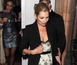 Kate Moss sortant du dîner de charité Help For Heroes dinner and charity à Londres, le 6 octobre 2010 