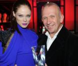 Coco Rocha et Jean-Paul Gaultier lors de la soirée du Prix d'Excellence du magazine Marie Claire à Paris le 6 octobre 2010